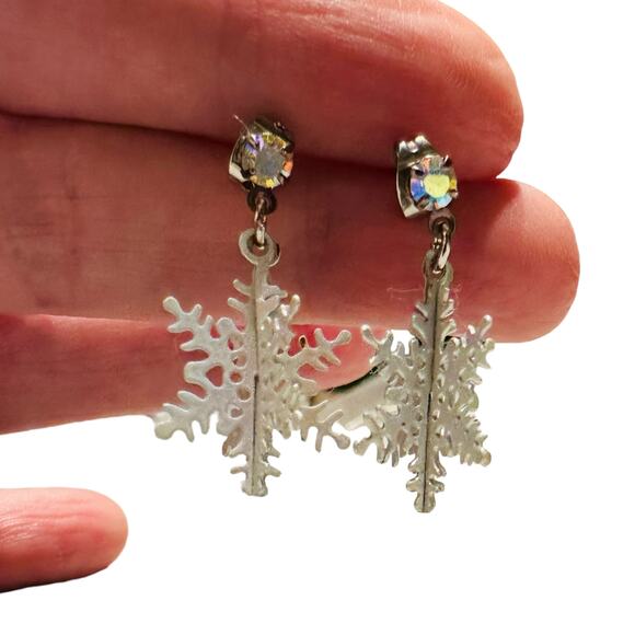 Vintage Avon Holiday Snowflake 3 Dimensional Iridescent Crystal Earrings - Picture 8 of 10